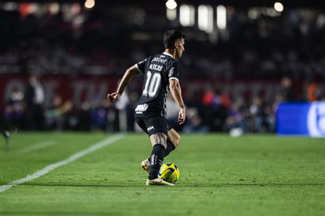 Matías Rojas domina bola na partida entre São Paulo e Corinthians no