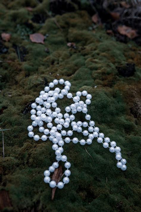 Ожерелье от зеленых шариков на предпосылке ткани Стоковое Фото ...