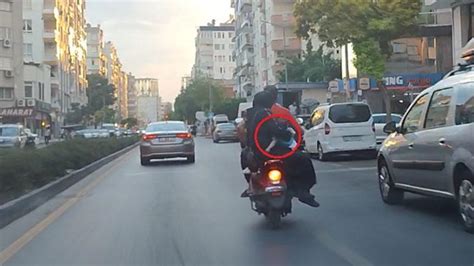 Motosiklette 5 kişilik ailenin tehlikeli yolculuğu kamerada Gündem