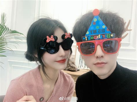 Vợ chồng ngày càng trẻ đẹp thế này bảo sao danh hiệu gia đình hot nhất MXH Trung Quốc năm