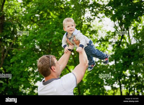 Feliz El Padre Y El Hijo A Divertirse Al Aire Libre En El Parque El