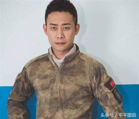 穿軍裝最像軍人的4位明星，吳京第4，張譯第3，第1是真正的軍人 每日頭條