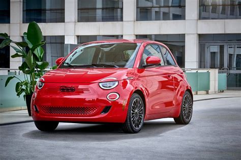 2024 Fiat 500e Goes Upmarket as Electric Compact Middle Child | Cars.com