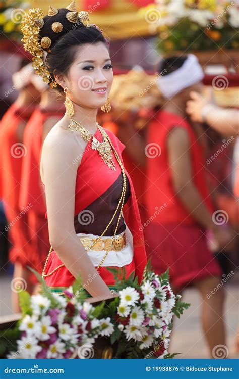 Mulher Tailandesa Na Roupa Tradicional Foto Editorial Imagem