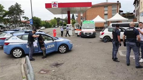 Reggio Emilia Violenta Rissa In Via Fratelli Manfredi Youtube