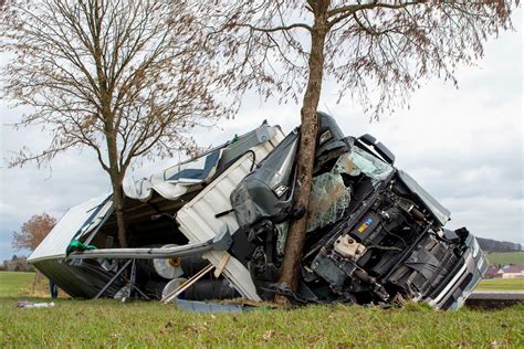 LKW kommt von Straße ab und kracht gegen Bäume Blaulichtreport Zittau