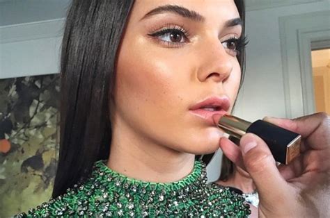 Kendall Jenner Makeup Tutorial 2020 - Yve-Style.com