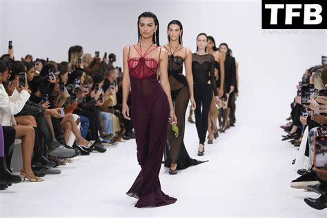 Emily Ratajkowski Flashes Her Nude Tits At Nensi Dojaka Fashion Show