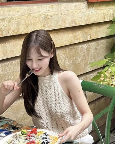 Những kiểu áo hot trend nhất mùa hè vừa giải nhiệt vừa nữ tính và tôn