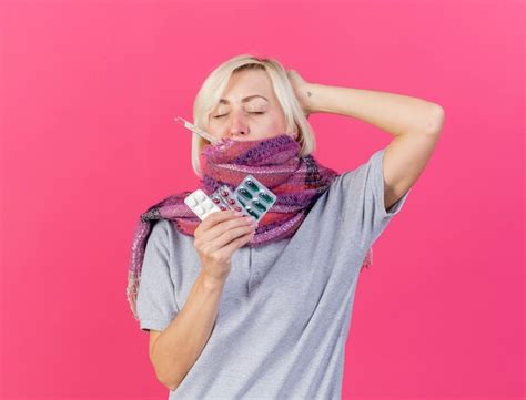 Douleur Jeune Femme Slave Malade Blonde Portant Un Foulard Met La Main Sur La Tête Derrière La
