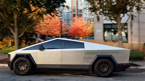 Limburgse Rapper Kosso Eerste Tesla Cybertruck Eigenaar In Nederland