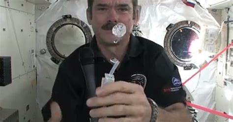 G V Deo De Astronauta Mostrando Como Lavar As M Os No Espa O Vira