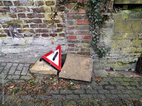 Kaputtes Warndreieck Vor Altem Mauerwerk Mit Backstein Efeu In Der