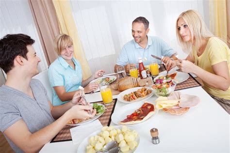 Donna Nel Pranzo Di Natale Con La Sua Famiglia Immagine Stock