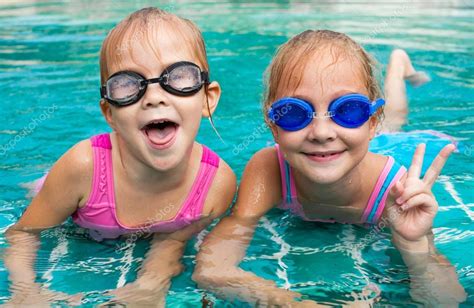 Zwei Kleine Mädchen Spielen Im Pool Stockfotografie Lizenzfreie