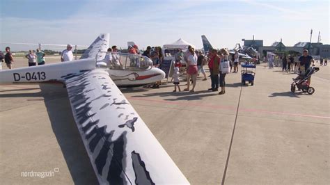 Flugzeuge Käse und Wurst beim Flughafenfest in Laage NDR de