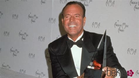 Julio Iglesias Gana El Premio De Artista Latino En Los American Music