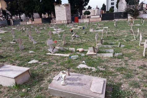 Il Cimitero Dei Bambini Nel Degrado Monta La Protesta E La Rabbia