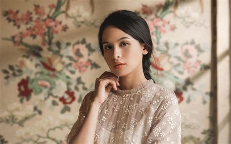 Ide Gaya Outfit Maudy Ayunda Untuk Lebaran Modis Dan Elegan