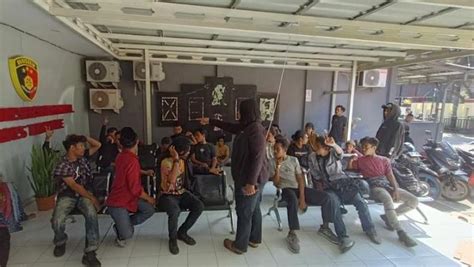 Polisi Amankan Mahasiswa Pengunjuk Rasa Di Ternate Orang Positif