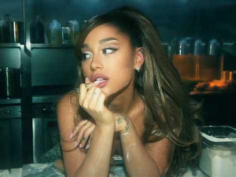 POSITIONS Ariana Grande conquista seu quinto número 1 no topo da