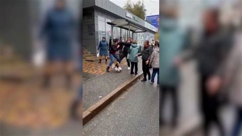 В Волгограде на остановке избили мужчину из-за замечания - YouTube