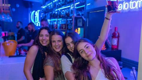 Barcelone Tourn E Des Bars Et Des F Tes Avec Entr E Vip Getyourguide