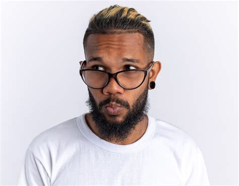 Joven Afroamericano En Camiseta Blanca Con Gafas Mirando A Un Lado