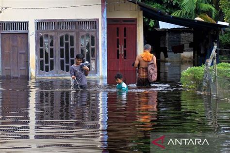 Banjir Merendam Desa Di Aceh Barat ANTARA News