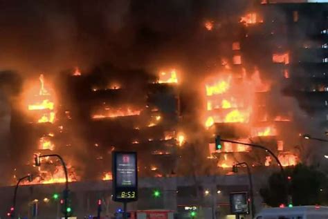 Valencia Incendio Distrugge Un Palazzo Di 14 Piani 1 Dago Fotogallery