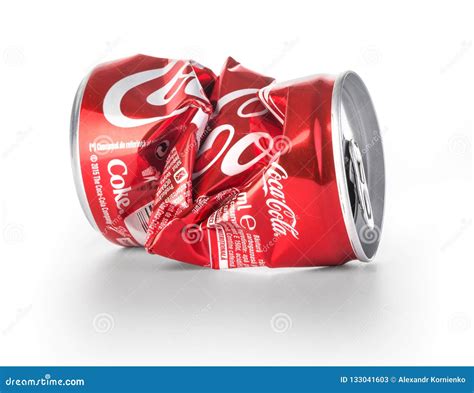 Latas Arrugadas De La Coca-Cola Foto de archivo editorial - Imagen de