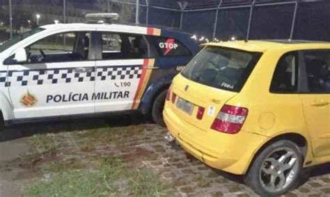 Polícia persegue carro de assaltantes no Distrito Federal Nacional