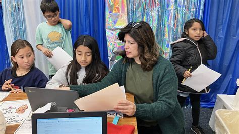 La Maestra De Tercer Grado Patty L Pez Ayuda A Un Estudiante