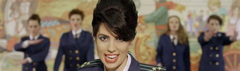 Tortura glamour e crítica social no novo clipe do Pussy Riot NOIZE