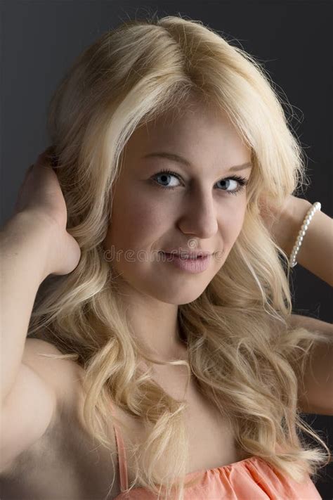 Portrait D Une Fille Blonde Avec Des Yeux Bleus Image Stock Image Du