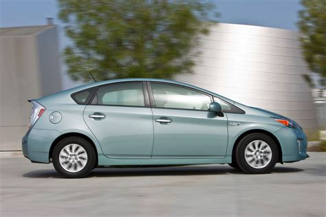 Toyota Prius Plug-In Hybrid (2015) - picture 4 of 22