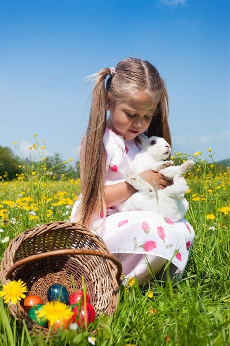 Criança Pintada De Coelho - Criança Que Petting O Coelho De Easter Imagem de Stock - Imagem de ...