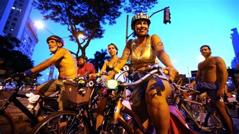 Fotos Ciclistas Fazem Bicicletada Pelada No Rio Uol