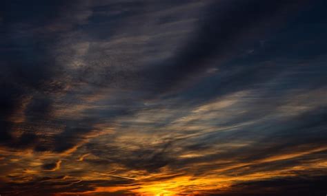 Cielo Azul Oscuro Con Rayos Dorados Del Sol Poniente En Un Paisaje