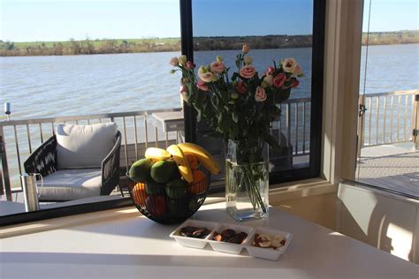 Inside Tour of Wow Factor: Your Best Murray Houseboat Choice