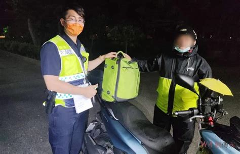 觀傳媒 雲嘉南新聞 暗夜騎車路顛簸行李掉落 臺西警巡邏撿到通知騎士領回