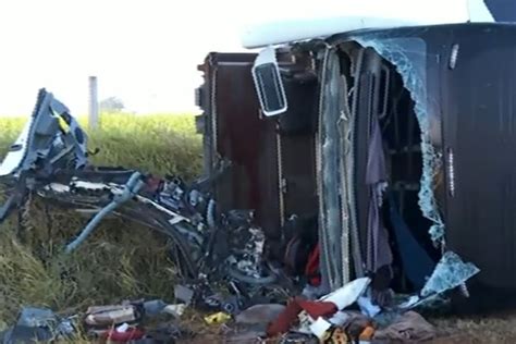 Nibus Tomba Passageiros Motorista Morre E Ficam Feridos