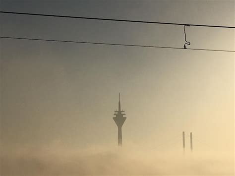 Vue En Bas Angle De La Silhouette Du Pyl Ne Lectrique Contre Le Ciel