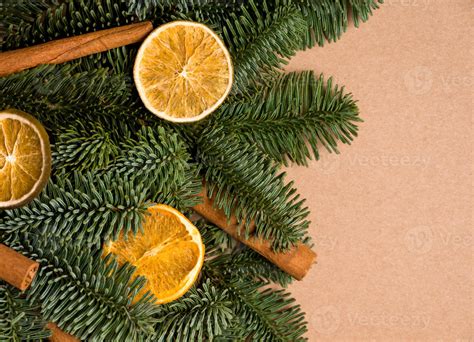 maqueta de ramas de abeto decoradas con palitos de canela y cítricos