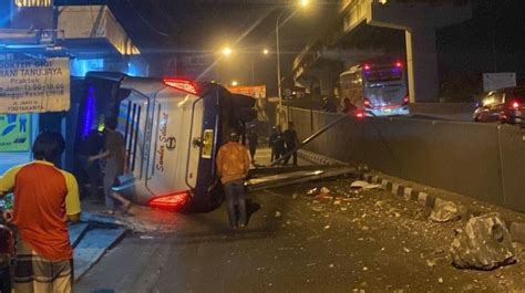 Supir Diduga Hilang Konsentrasi Bus Terguling Di Jembatan Layang Janti