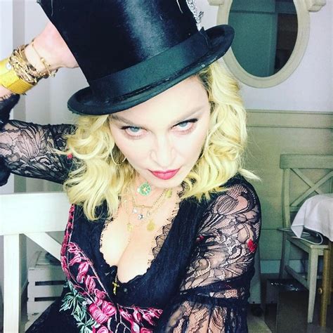 Madonna Abusa Do Decote Em Selfie Celebridades Vogue