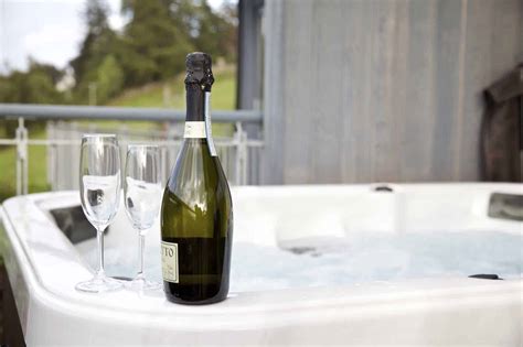 hot-tub-champagne | Taymouth Marina