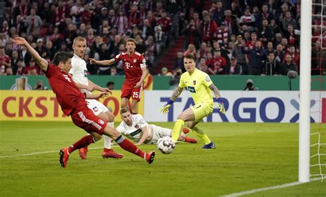 Lewandowski Strzeli Dwa Gole W Pucharze Niemiec Wym Czony Awans