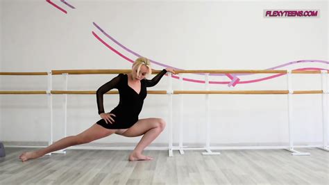 Blonde Teen Sigarga Does Hot Spreads