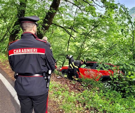 In Bilico Per Cinque Ore Nellauto Sul Burrone